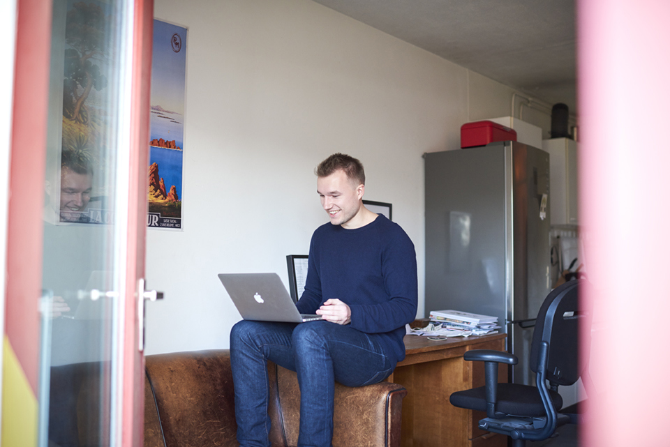 Illustratieve afbeelding: man met laptop op schoot